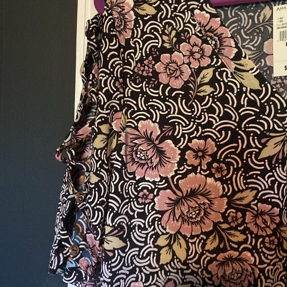 Tops - Picture 3 of 8